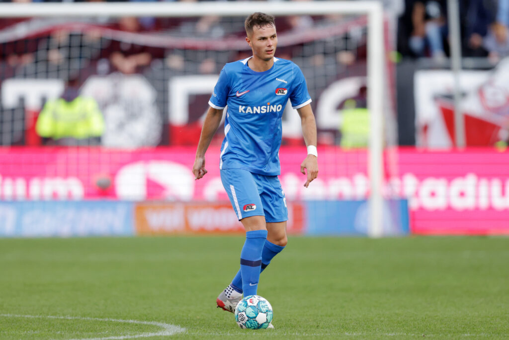 Zinho Vanheusden de l'AZ Alkmaar pendant le match de l'Eredivisie néerlandaise